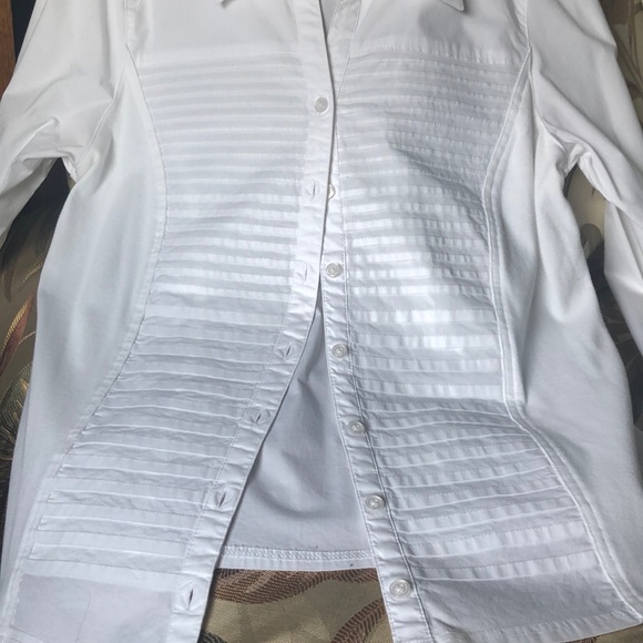 🌷SOLD🌷White button down blouse/shirt. - Picture 4 of 6